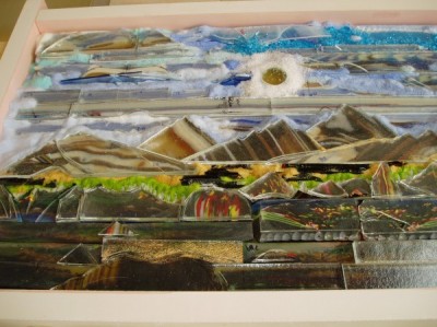 phph4tMtUAM.jpg (104.41 KiB) Viewed 35049 times Many layers are cut on top of the slices . If I want the pieces to be clearer as apposed to lots of tiny bubbles with the frit, then you must cut individual clear pieces and then join it all with frit and powders.